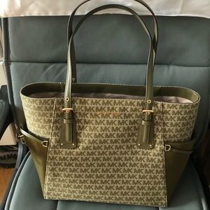 Michae kors olive tote
